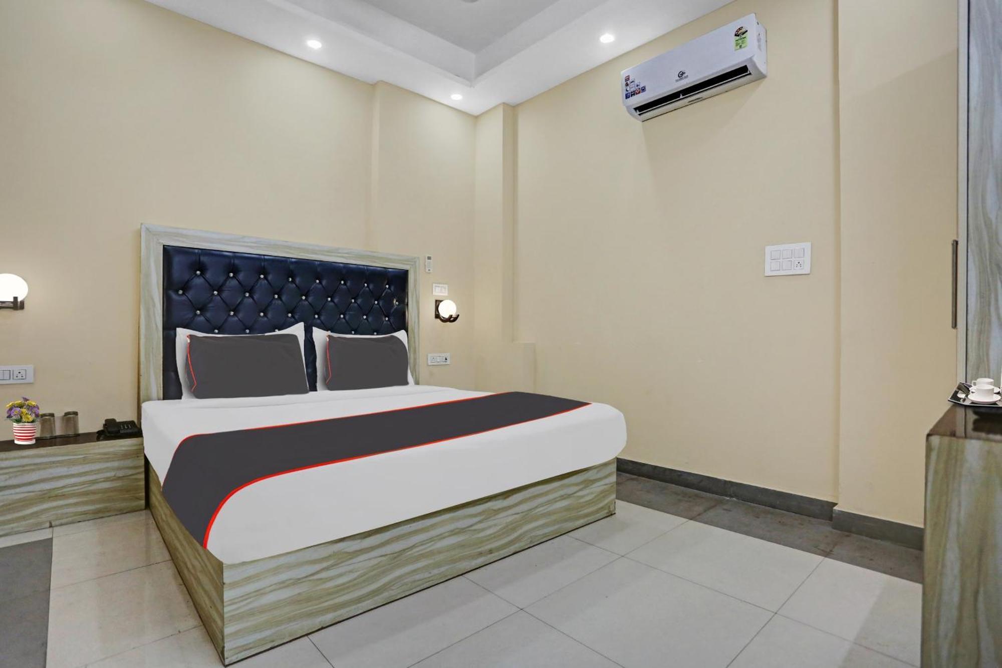 Hotel Collection O Metro View Ashok Vihar Near Shalimar Bagh Metro Station 4*