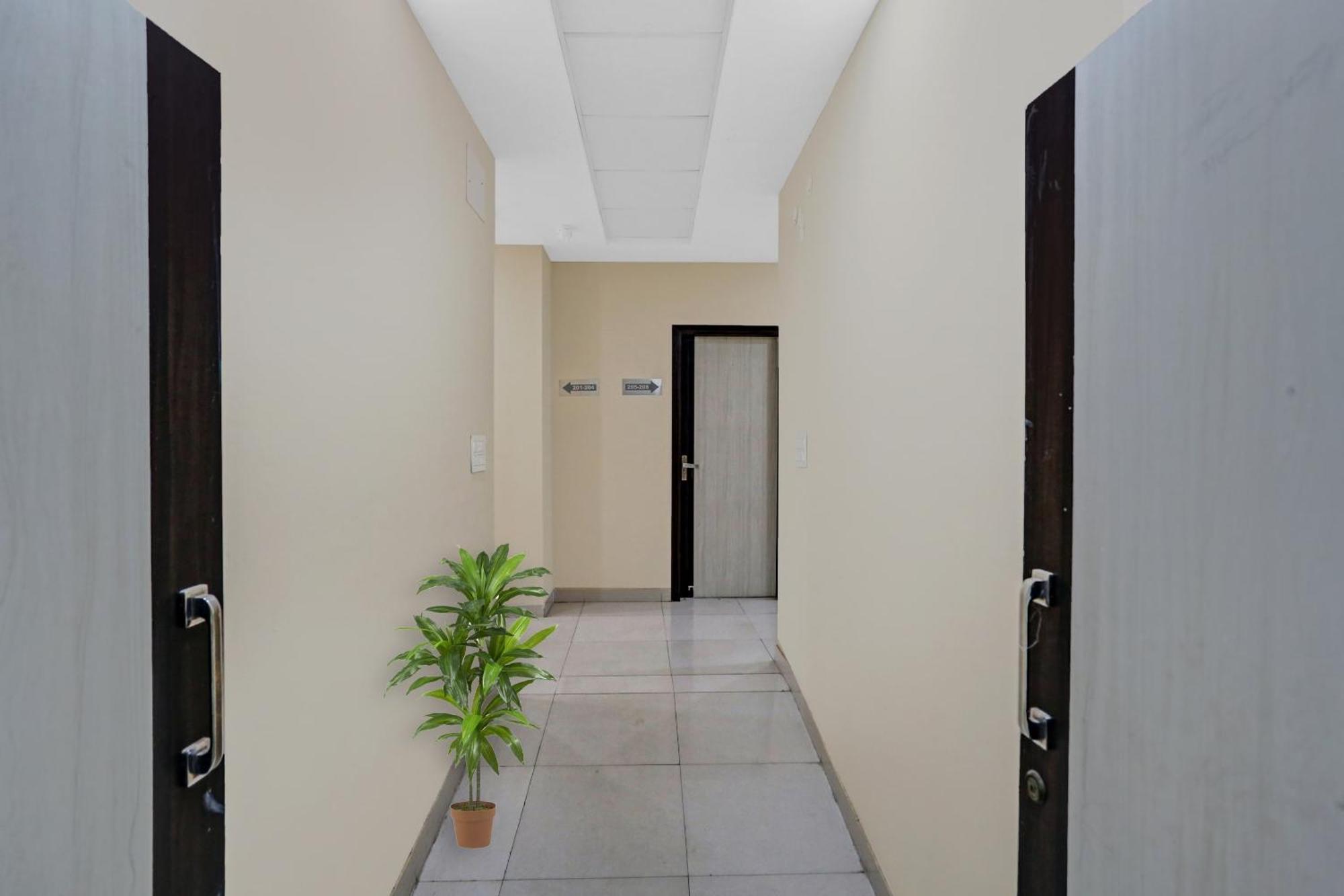 Collection O Metro View Ashok Vihar Near Shalimar Bagh Metro Station 4* New Delhi