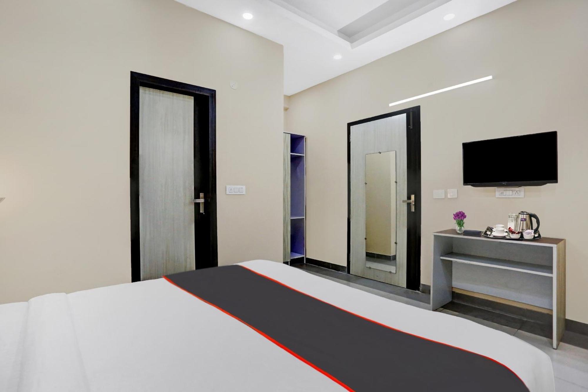 Collection O Metro View Ashok Vihar Near Shalimar Bagh Metro Station Hotel 4*
