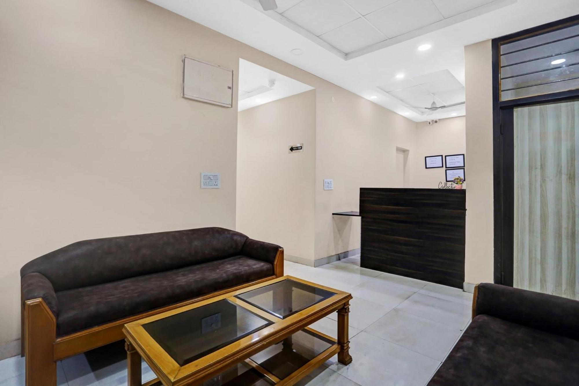 Hotel Collection O Metro View Ashok Vihar Near Shalimar Bagh Metro Station