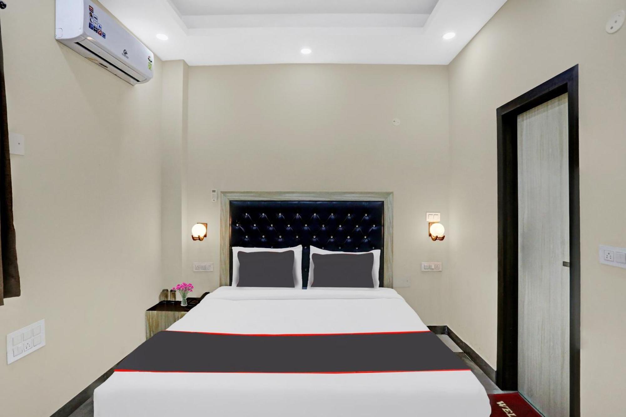 Hotel Collection O Metro View Ashok Vihar Near Shalimar Bagh Metro Station 4*