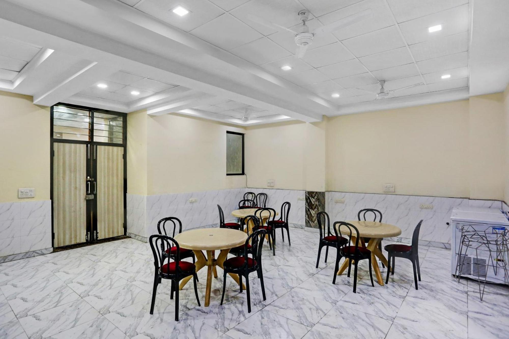 Collection O Metro View Ashok Vihar Near Shalimar Bagh Metro Station Hotel New Delhi
