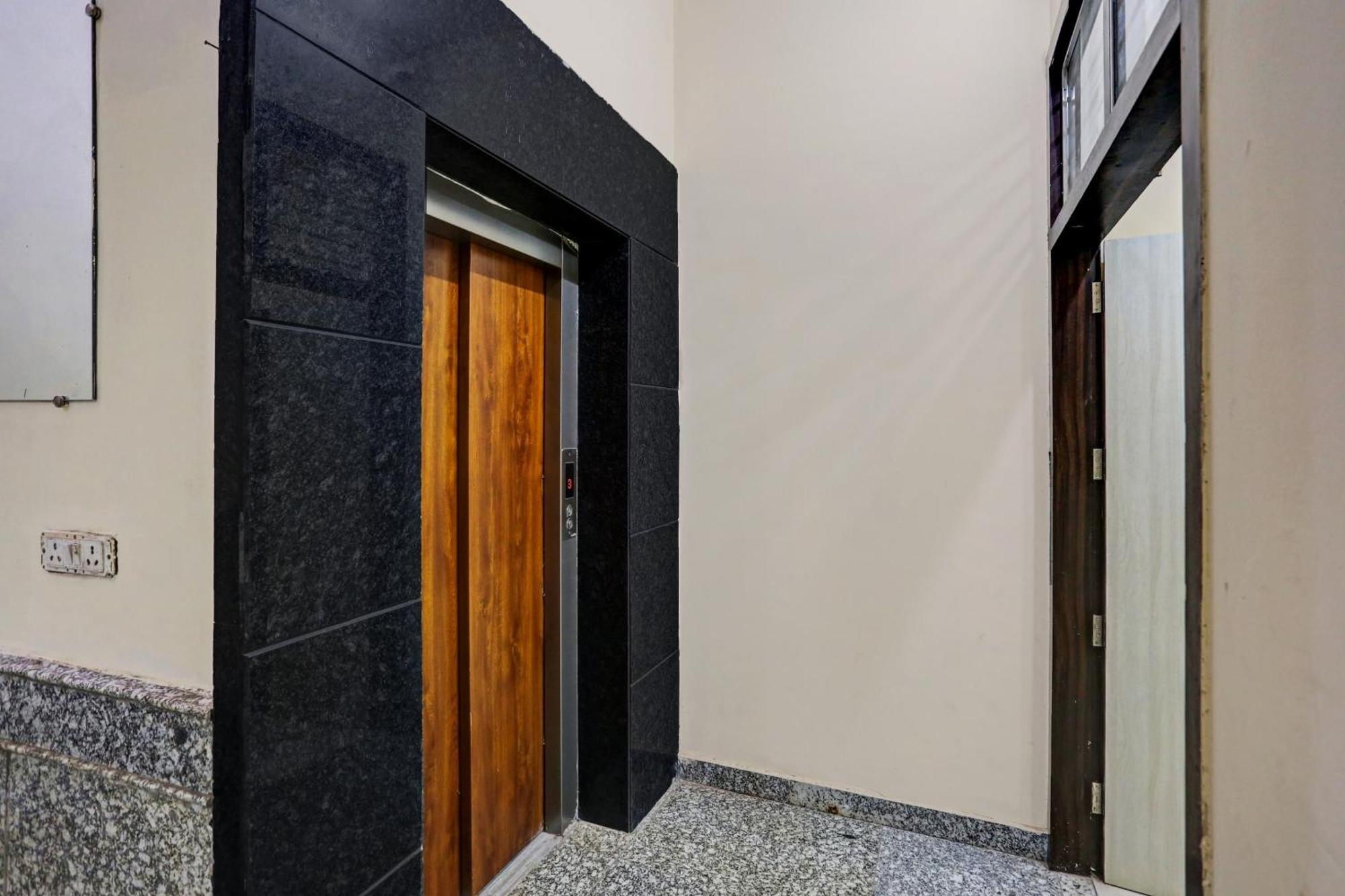 Collection O Metro View Ashok Vihar Near Shalimar Bagh Metro Station 4* New Delhi