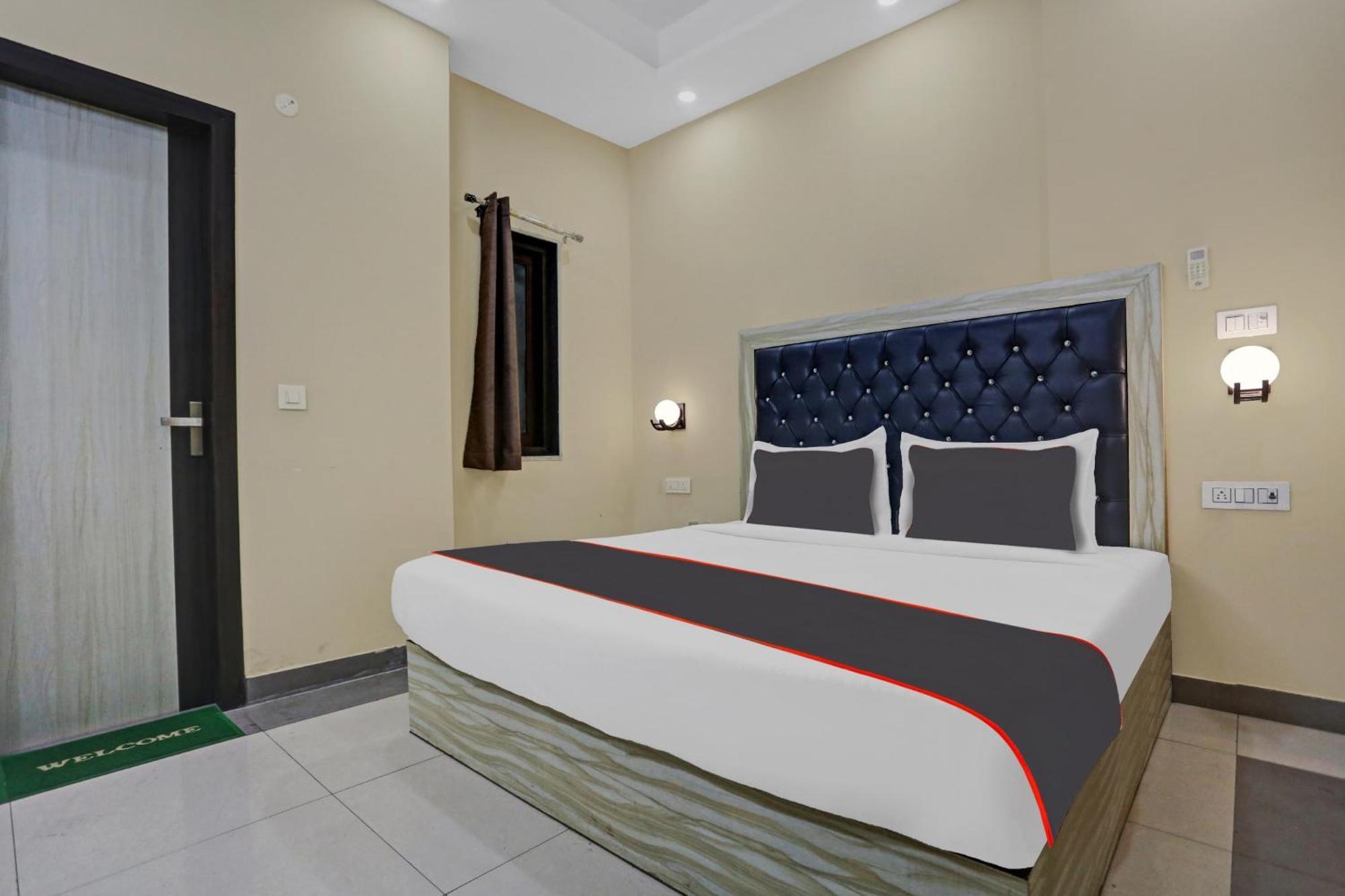 Collection O Metro View Ashok Vihar Near Shalimar Bagh Metro Station Hotel