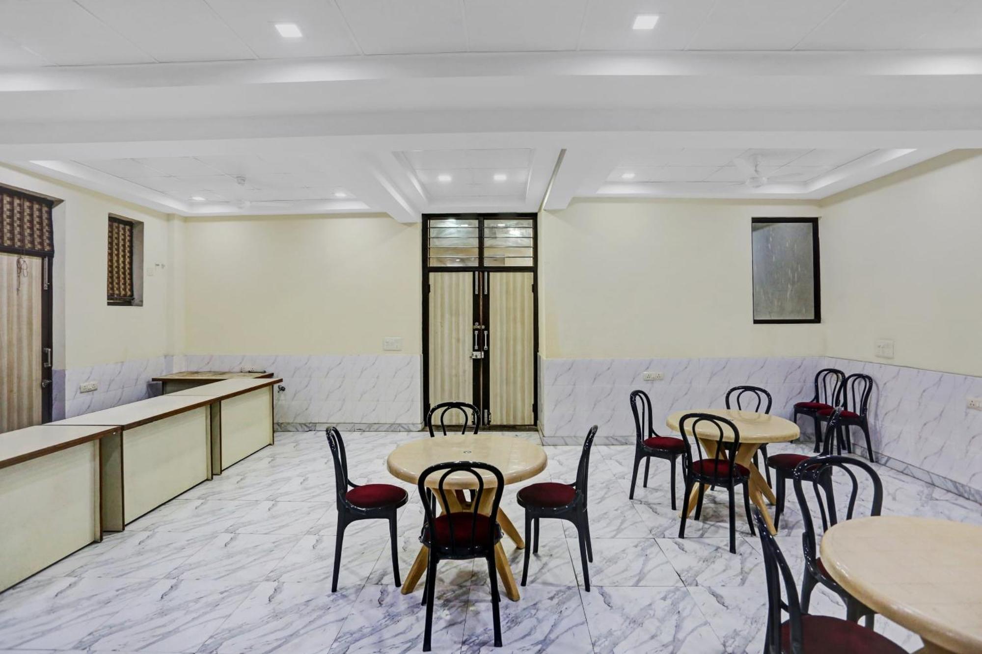 Hotel Collection O Metro View Ashok Vihar Near Shalimar Bagh Metro Station