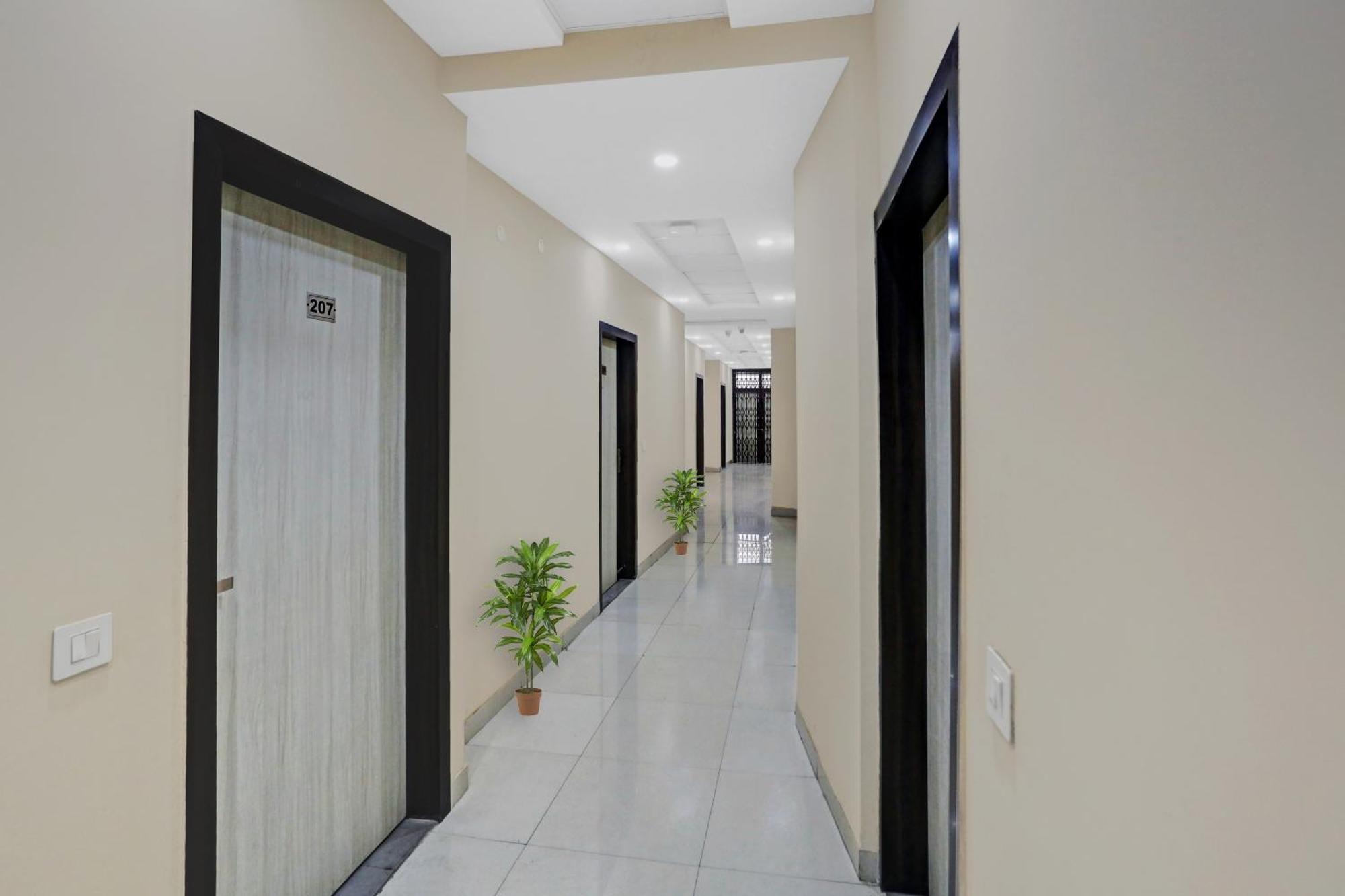 Collection O Metro View Ashok Vihar Near Shalimar Bagh Metro Station Hotel