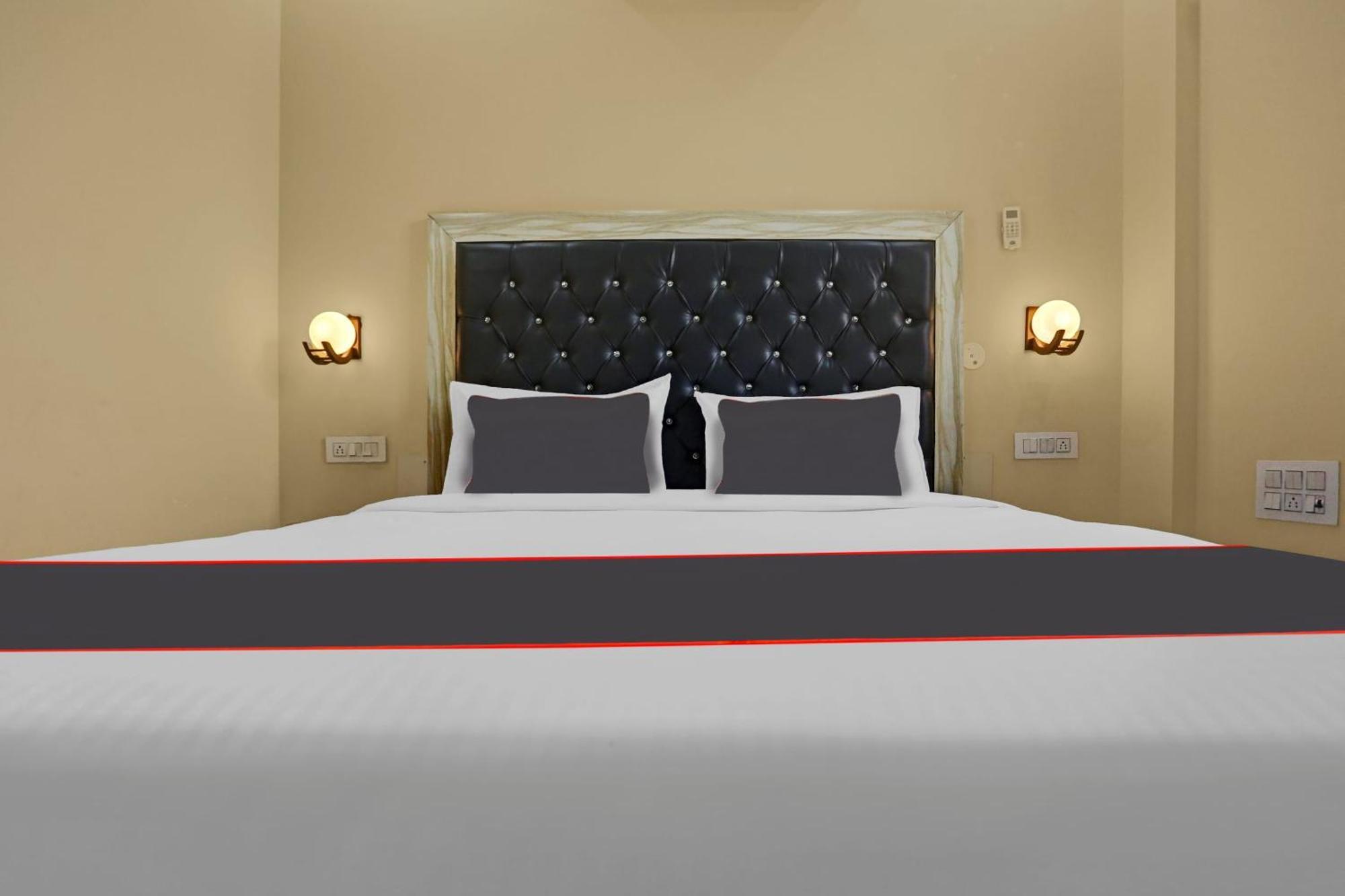 Collection O Metro View Ashok Vihar Near Shalimar Bagh Metro Station Hotel 4*