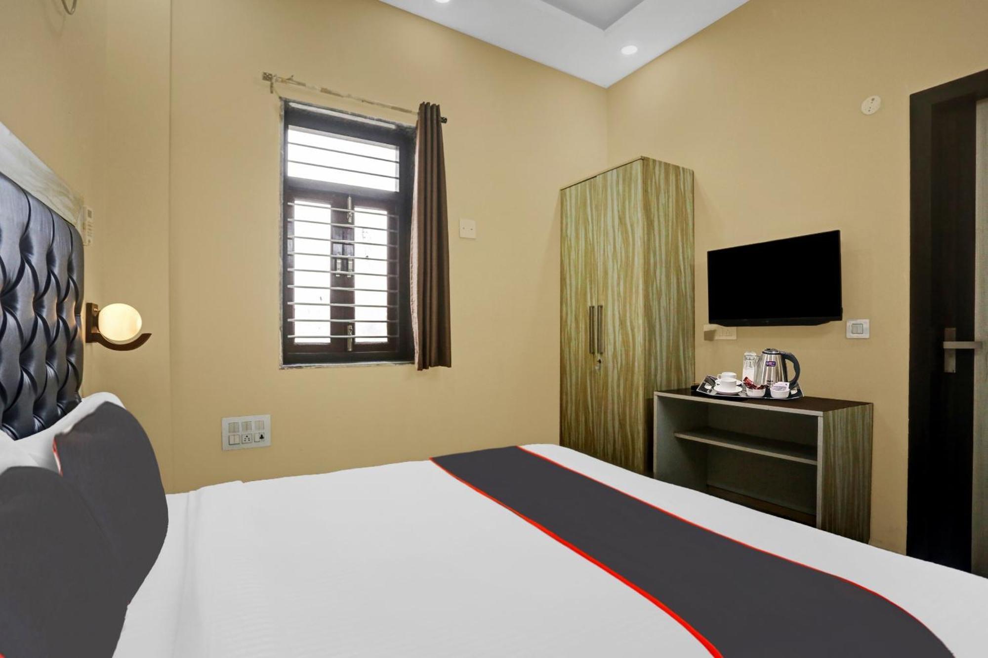 Hotel Collection O Metro View Ashok Vihar Near Shalimar Bagh Metro Station 4*