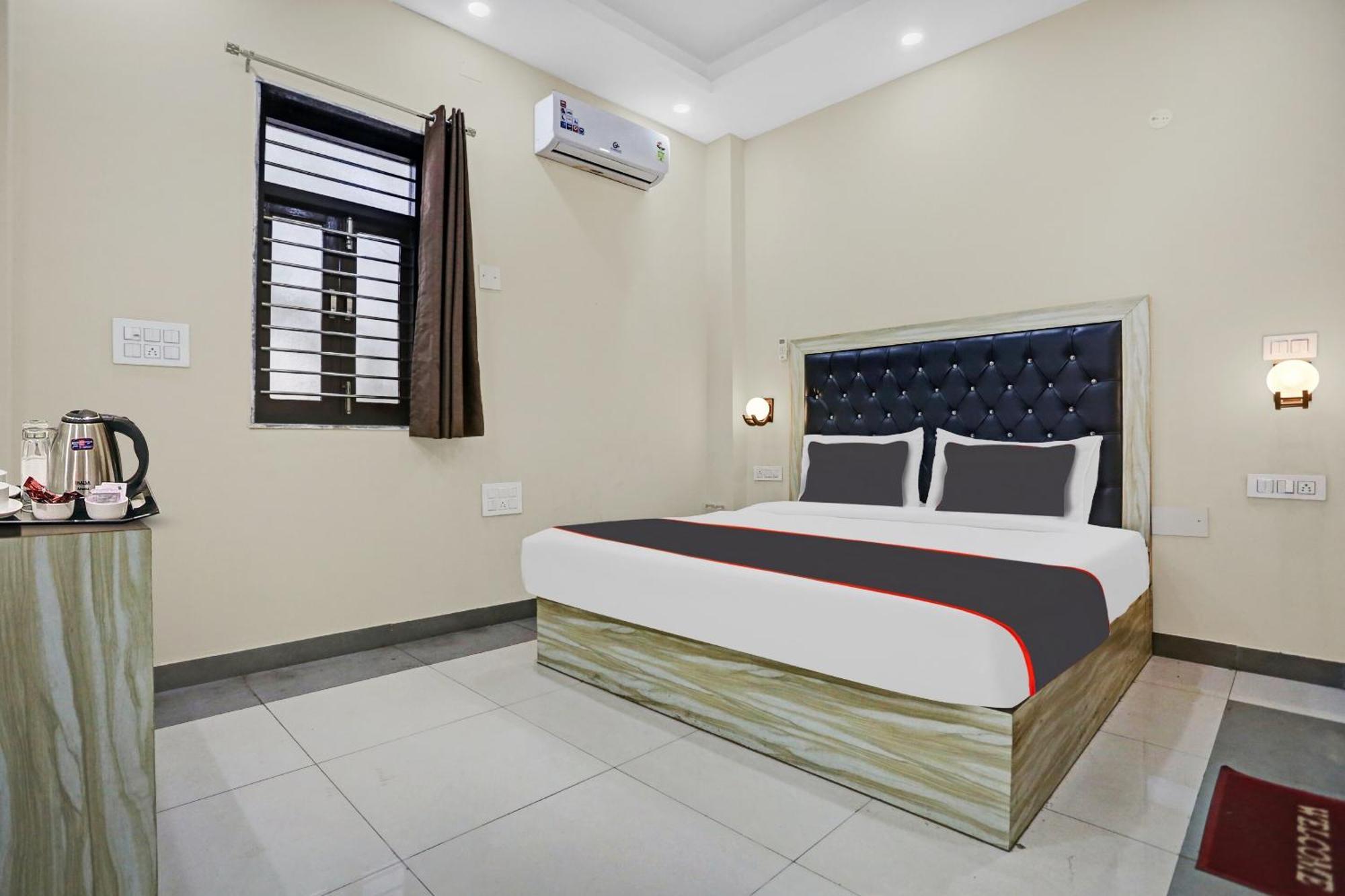 Collection O Metro View Ashok Vihar Near Shalimar Bagh Metro Station Hotel 4*