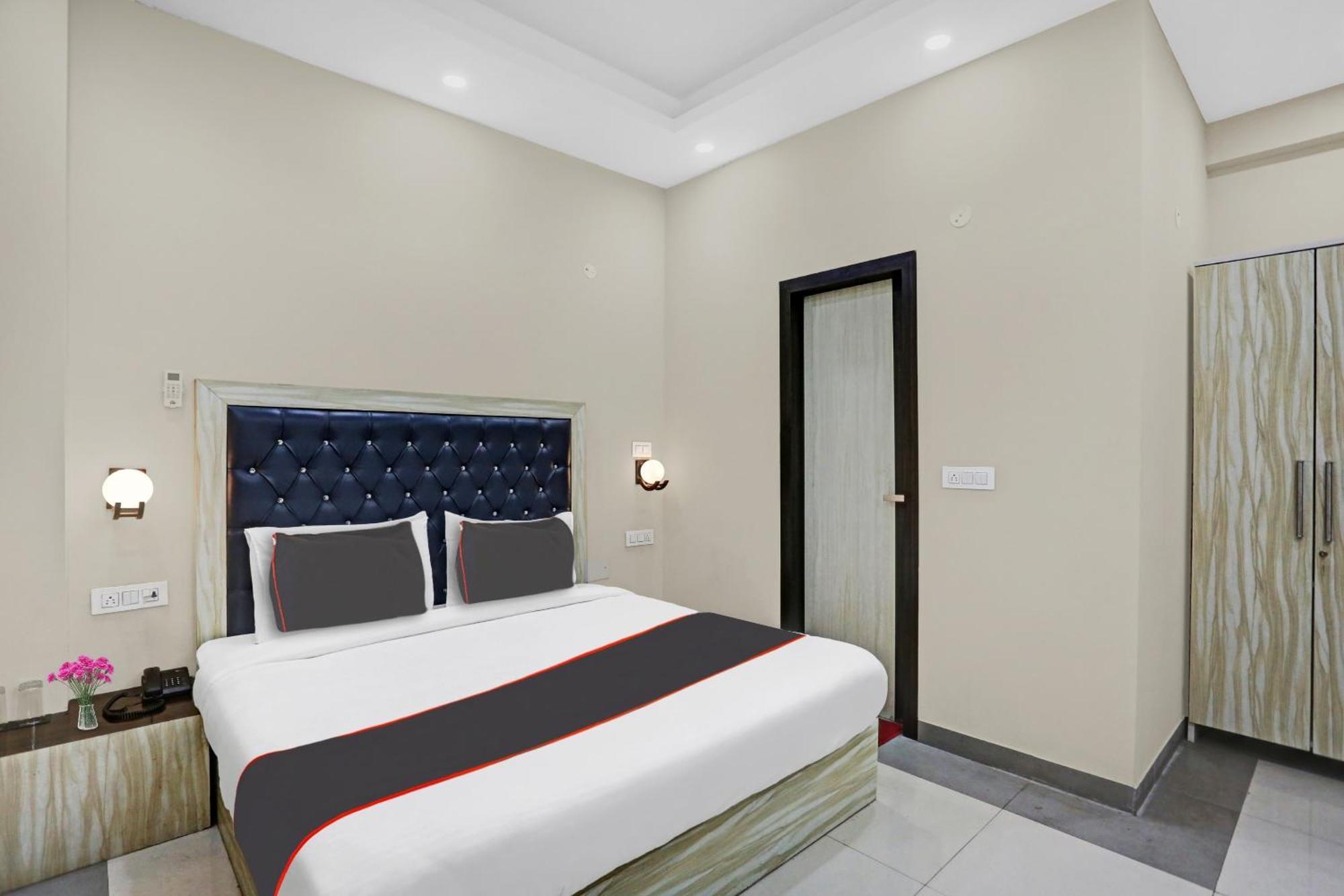 Collection O Metro View Ashok Vihar Near Shalimar Bagh Metro Station 4*