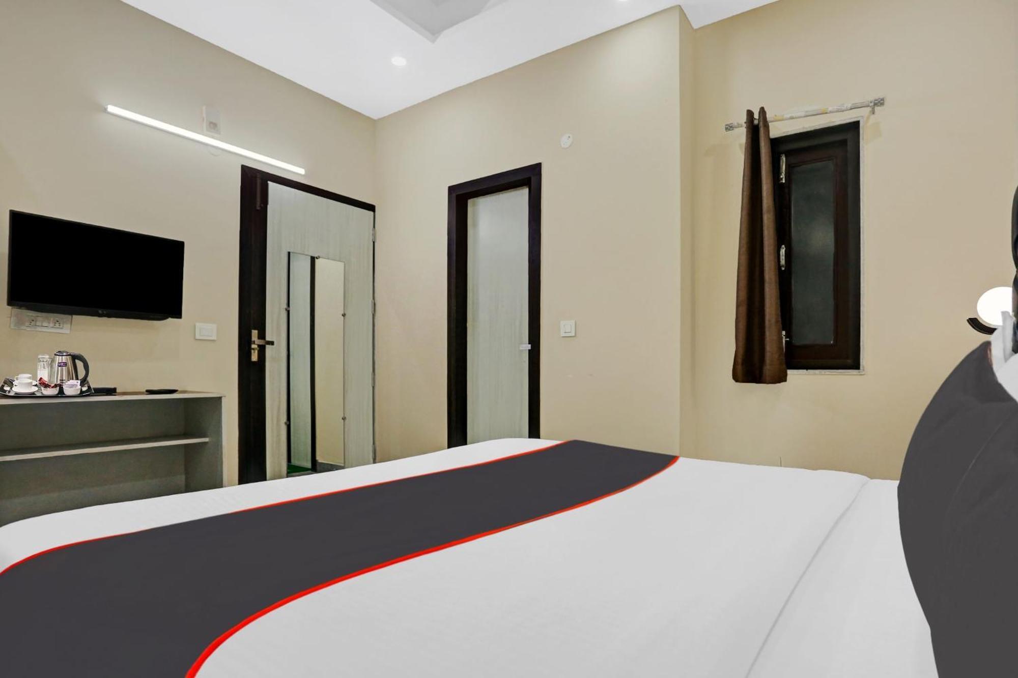 Hotel Collection O Metro View Ashok Vihar Near Shalimar Bagh Metro Station 4*