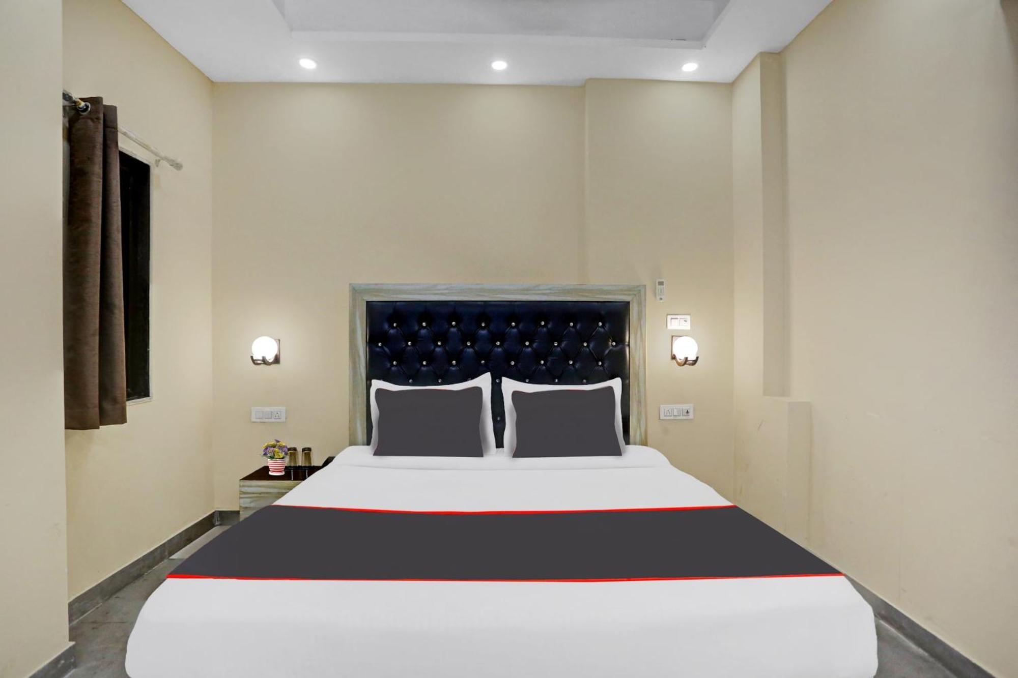 Collection O Metro View Ashok Vihar Near Shalimar Bagh Metro Station 4*