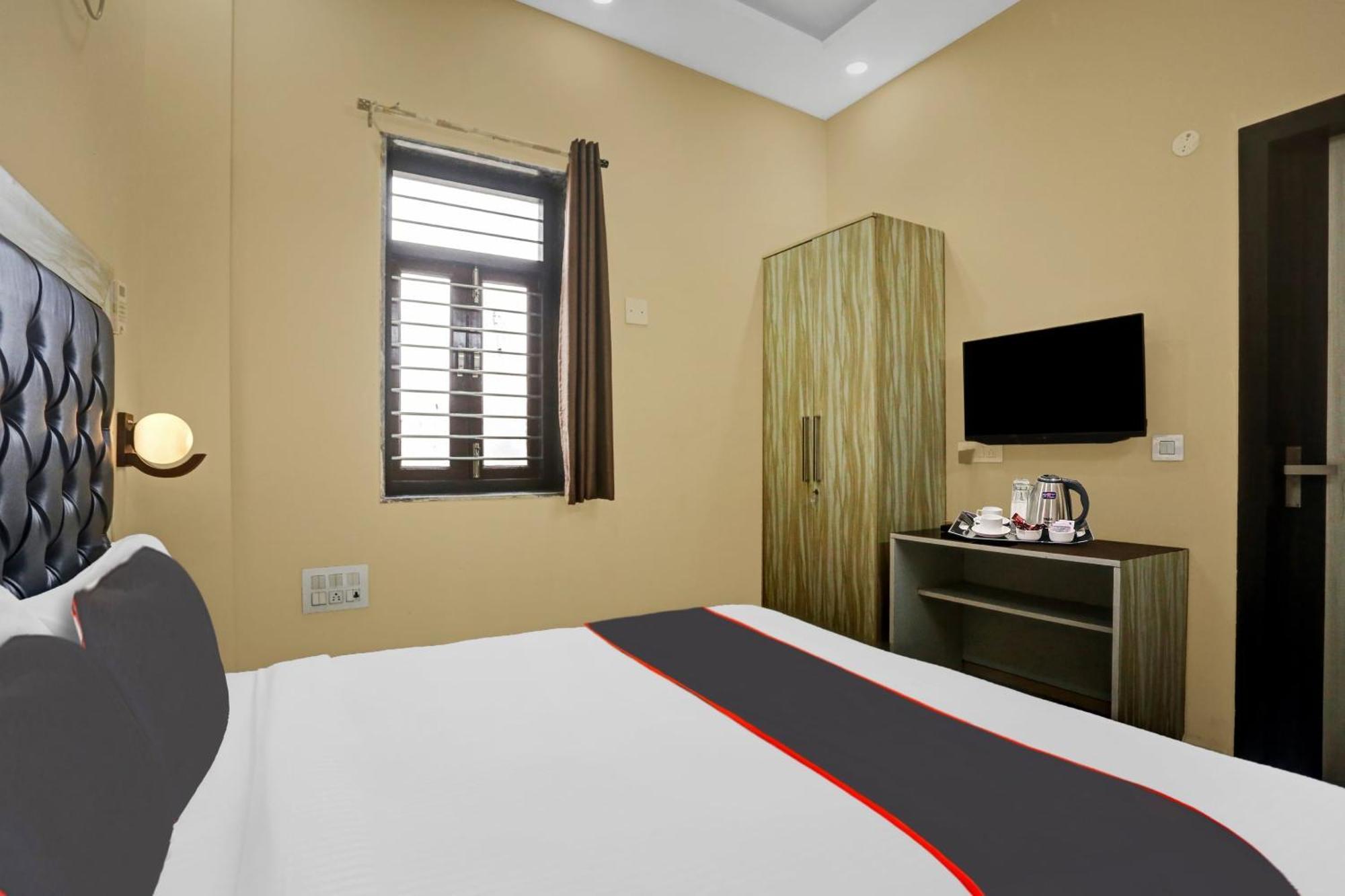Collection O Metro View Ashok Vihar Near Shalimar Bagh Metro Station 4* New Delhi