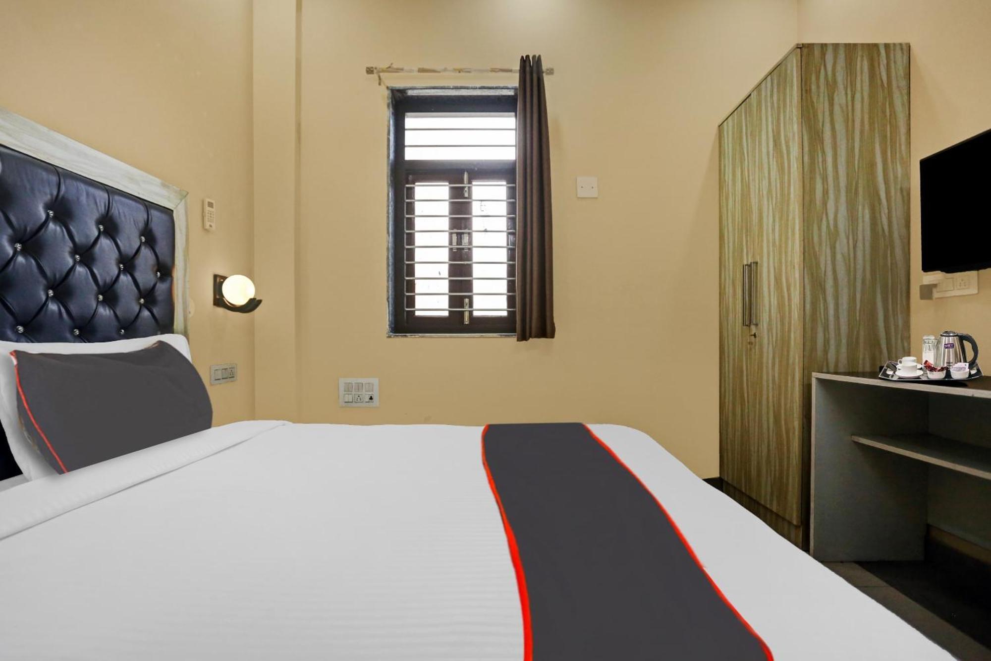 Hotel Collection O Metro View Ashok Vihar Near Shalimar Bagh Metro Station New Delhi