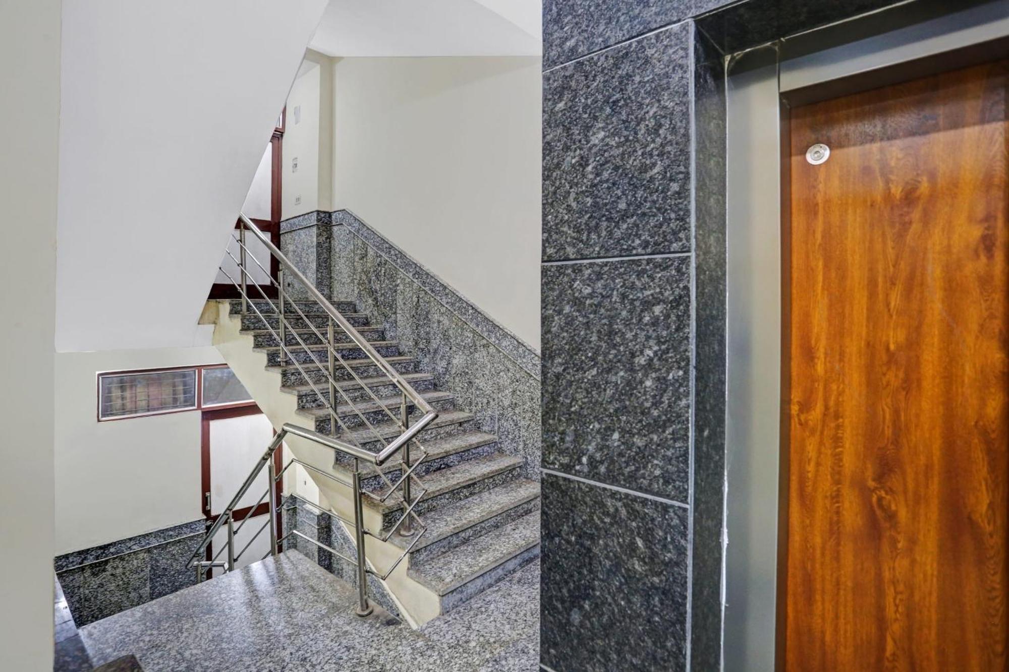 Hotel Collection O Metro View Ashok Vihar Near Shalimar Bagh Metro Station